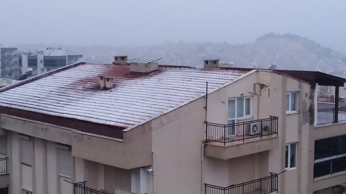 Hava sıcaklığının 2 dereceye kadar düştüğü ilçede, hafta sonu etkili olan sağanak, bu sabah yerini kar yağışına bıraktı.