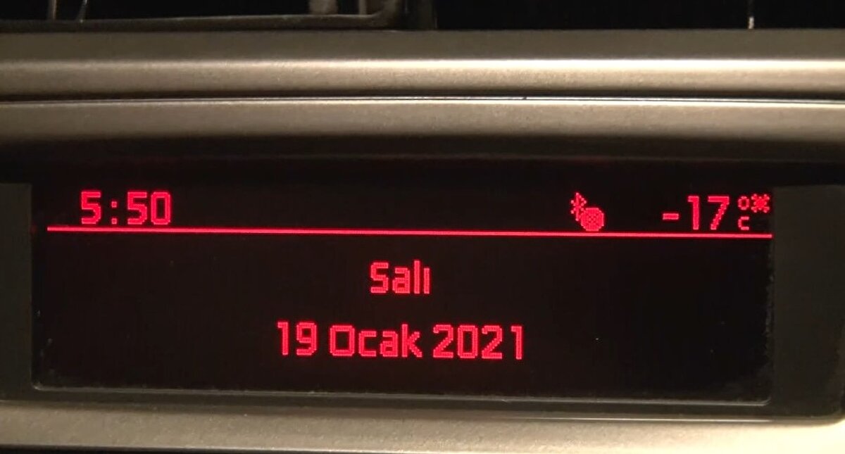 Yetkililer, bilgilendirme tabelalarında yola çıkacak sürücüleri gizli buzlanmaya karşı dikkatli olmaları konusunda uyardı.