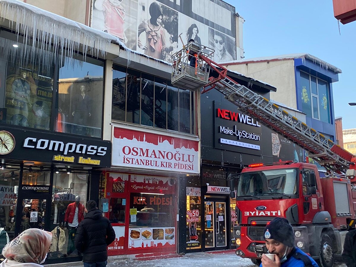 Öte yandan dün gecenin en soğuk kenti Ağrı ve bazı ilçelerinde en düşük hava sıcaklığının sıfırın altında 30 dereceyi geçmesi nedeniyle her taraf buz tuttu. Sabah saatlerinde iş yerine gitmek üzere evlerinden çıkanların kaş ve kirpikleri buz tuttu.
