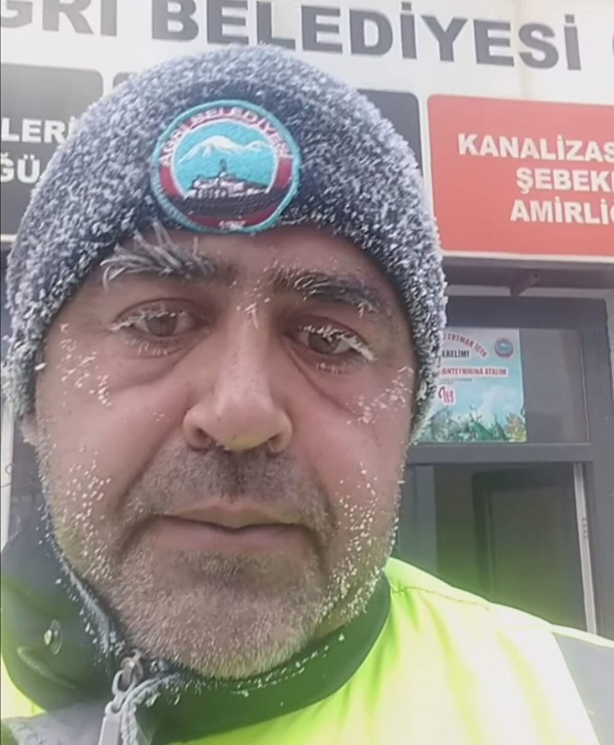 Ağrı Belediye Başkanı Savcı Sayan, eksi 30 derecede dışarıda çalışan ve yüzü buzla kaplanan belediye personelinin görüntüsünü paylaşarak zor şartlarda çalıştıkların dikkat çekti.

Sayan fotoğrafı paylaşarak, “Bu personelimin hakkı ödenir mi? Bütün samimiyetimle ellerinden öperim“ notunu düştü.