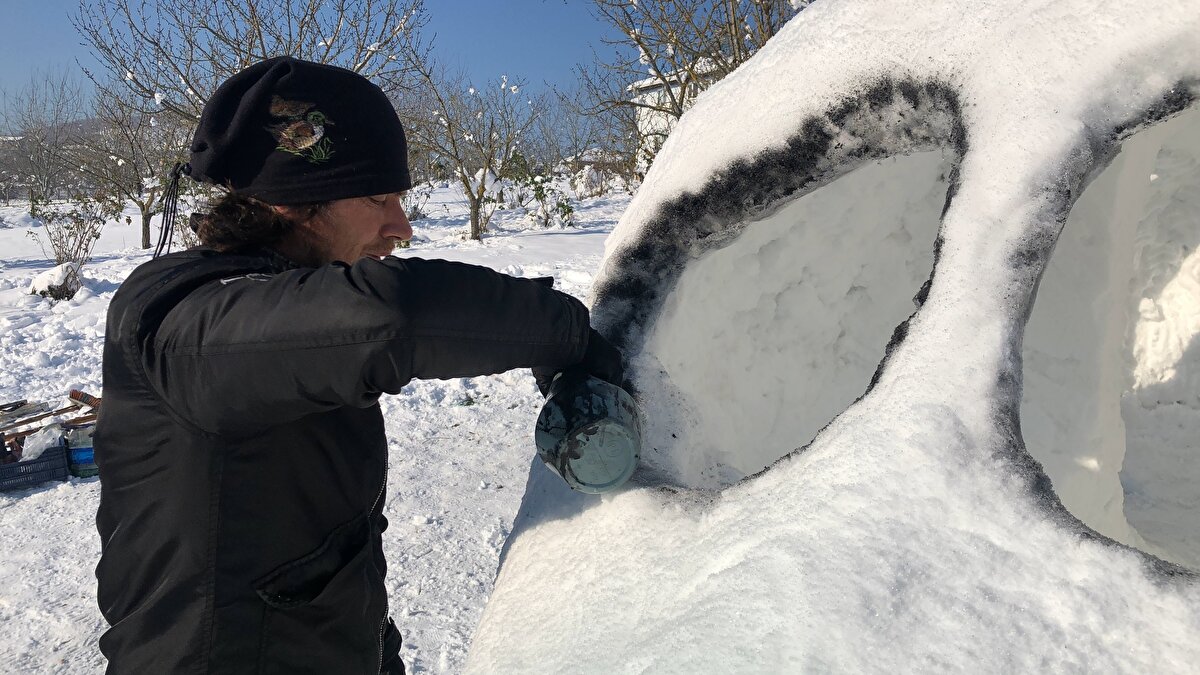 Geçen yıllarda arkadaşlarıyla birlikte kardan dev bir yılan ve gemi yapan İbrahim Kurt, koronavirüs salgını nedeniyle tek başına başladığı uçağı 4 günde tamamladı.