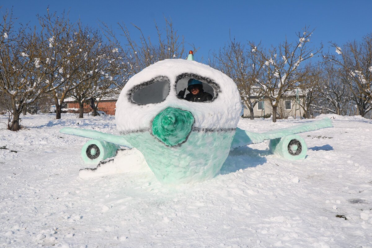 Yağışın da güzel yağmasıyla birlikte karı değerlendirmek için uçak yaptım. Uçağı 4 günde inşa ettim. Koronavirüsten dolayı topluluklar pek oluşmuyor, ben de bir yardımcı arkadaş çağırmadım.