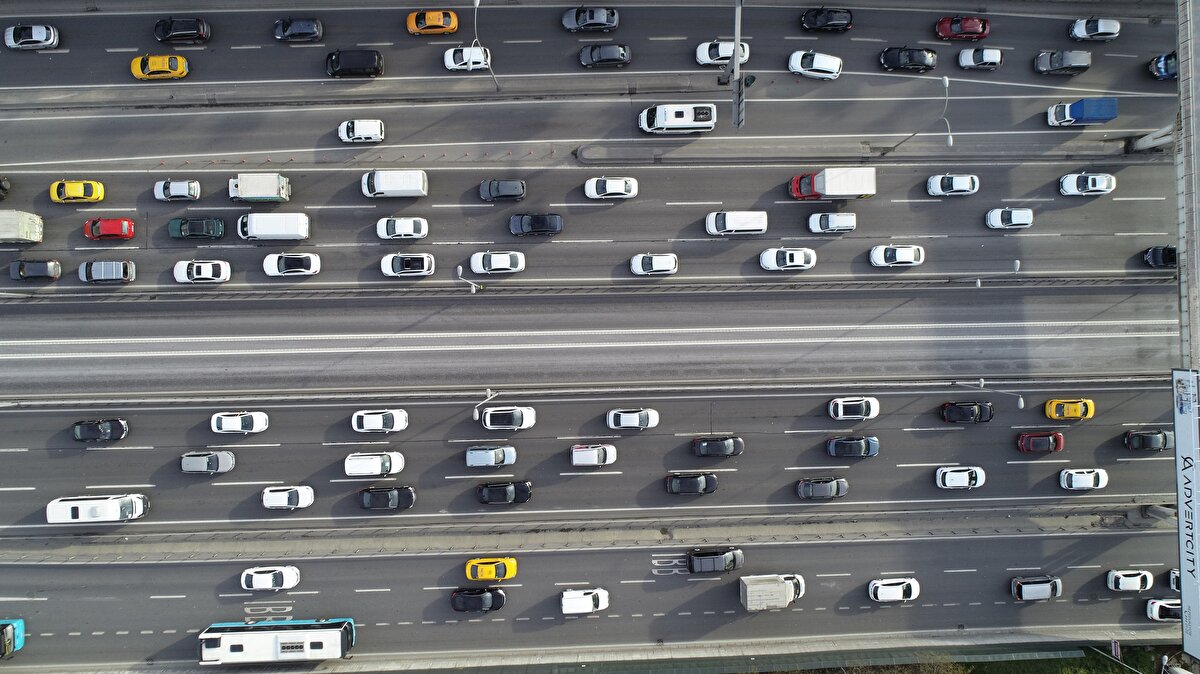 Koronavirüs tedbirleri kapsamında kısıtlamalar saat 21.00'da başlayacak. Pazartesi saat 05.00'da sona erecek kısıtlama öncesi üç haftalık yarı yıl tatilinin de başlamasıyla trafik yoğunluğu yaşanıyor.
