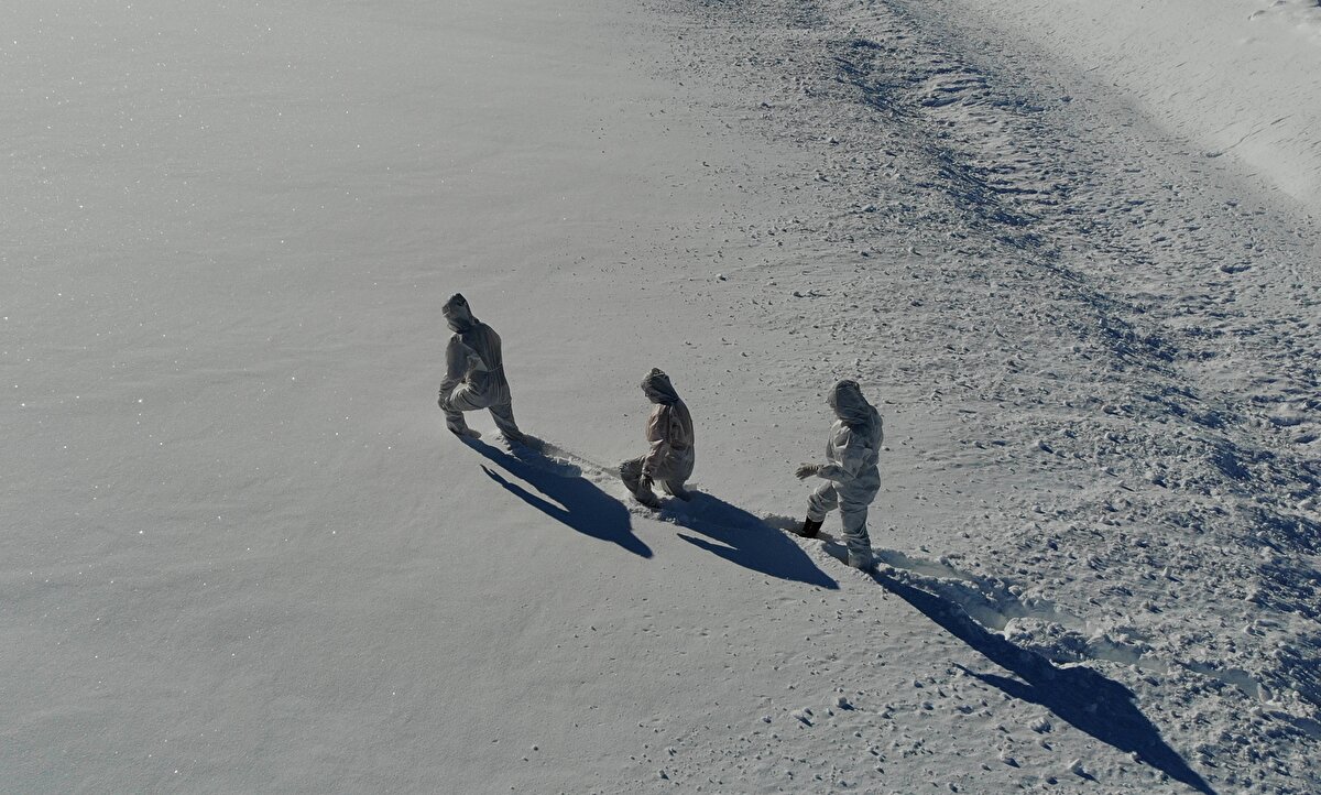 Kar kalınlığının 2 metreyi geçtiği alanlarda, paletli ambulansın gidemediği yollarda, kilometrelerce yürüyen ekipler, bütün bu zorluklara rağmen görevlerini başarı ile yürütmenin gururunu yaşıyor.

