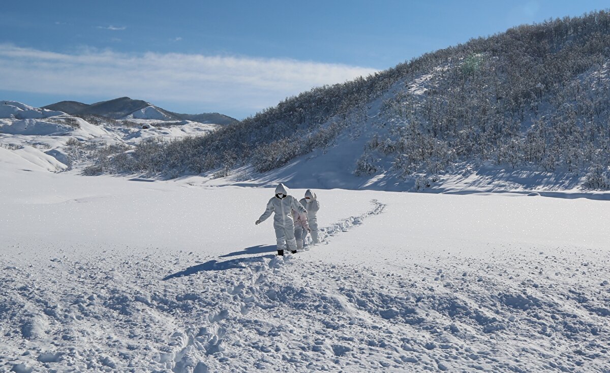 "Şu anda vaka sayısı olarak çok iyi durumdayız. Fakat karın yağması ile birlikte mücadelemiz boyut değiştirdi. Artık sadece koronavirüs ile değil karla da mücadele ediyoruz. Bu süreçte dünyada ve ülke genelinde birçok sağlık çalışanı arkadaşımız hayatlarını kaybetti. Bu işin ciddiyetinin farkında olun lütfen. Biraz daha sabır bekliyoruz. Maske, mesafe ve hijyen konusuna dikkat edelim. Bu zorlu hava şartlarında işimizi eksiksiz yapabilmemiz için vatandaşlarımızdan beklentimiz, temaslı kişileri bizlere eksiksiz vermeleridir."
