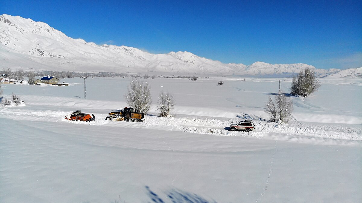 Vaka sayılarının yüzde 80 düştüğü ve bazı ilçelerde sıfırlandığı kentte, koronavirüsle mücadelede önemli yeri bulunan filyasyon ekipleri, kar kalınlığının 1,5 metreyi bulduğu, hava sıcaklığının da sıfırın altında 15 dereceye düştüğü kırsal alanlarda çalışmalarını yürütüyor.

