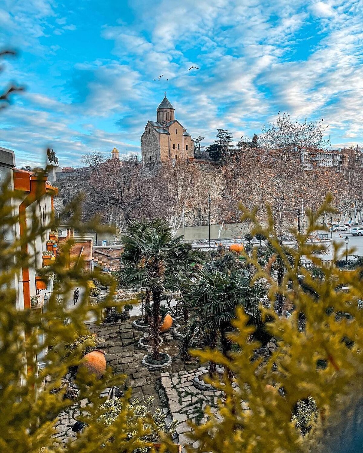 Modern yapısının yanı sıra, her ne kadar kimi kayıplara uğramış olsa da sahip olduğu eserler, şehrin tarihi birikim ve geçmişini de açık bir biçimde gösteriyor.