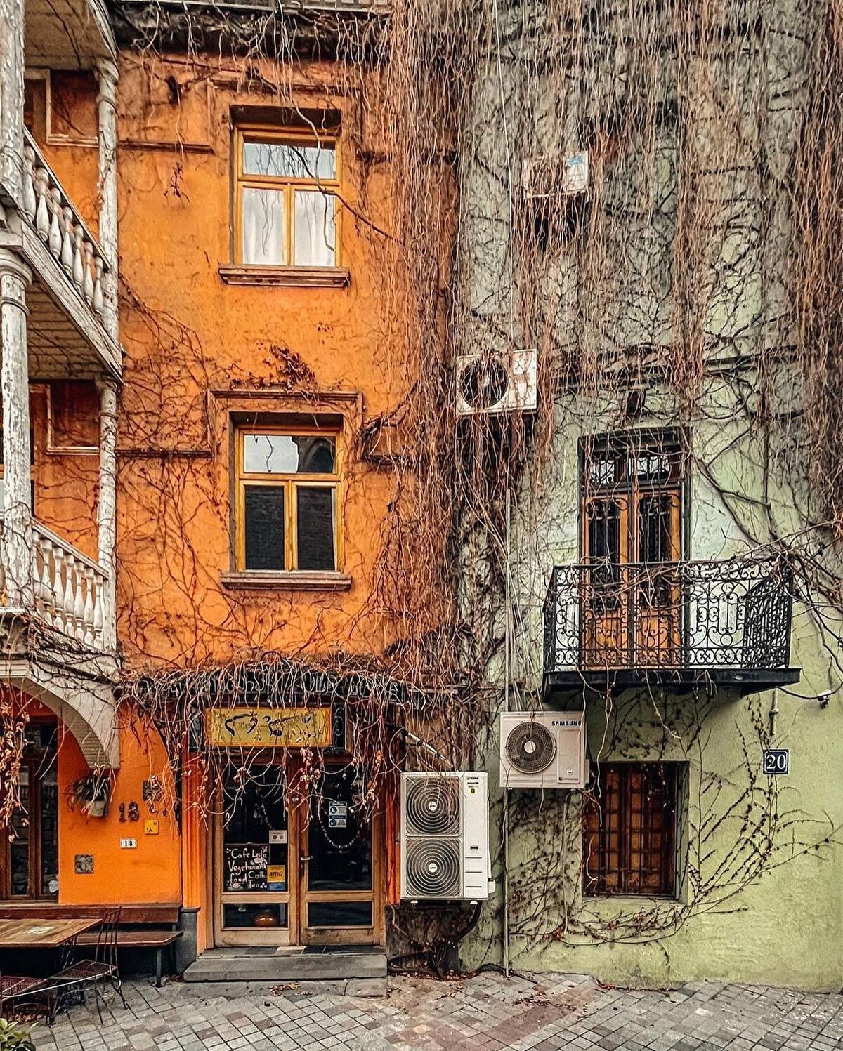 📍Yüksekçe bir kayanın üzerine inşa edilen Narikala’nın yapım tarihi yüzyıllar öncesine kadar uzanıyor.