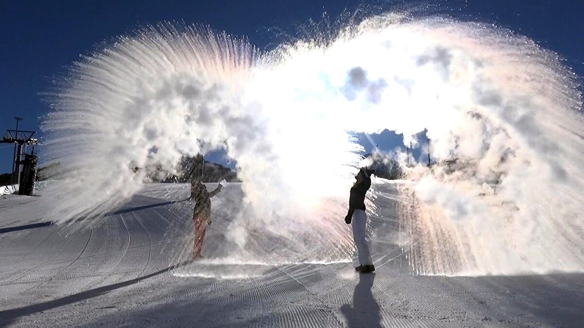 Deniz seviyesinden 3 bin 176 metre yükseklikteki Palandöken doruklarında havaya atılan sıcak suyun donarak, kristalleşmesi, ilgi çeken görüntüler oluşturdu.