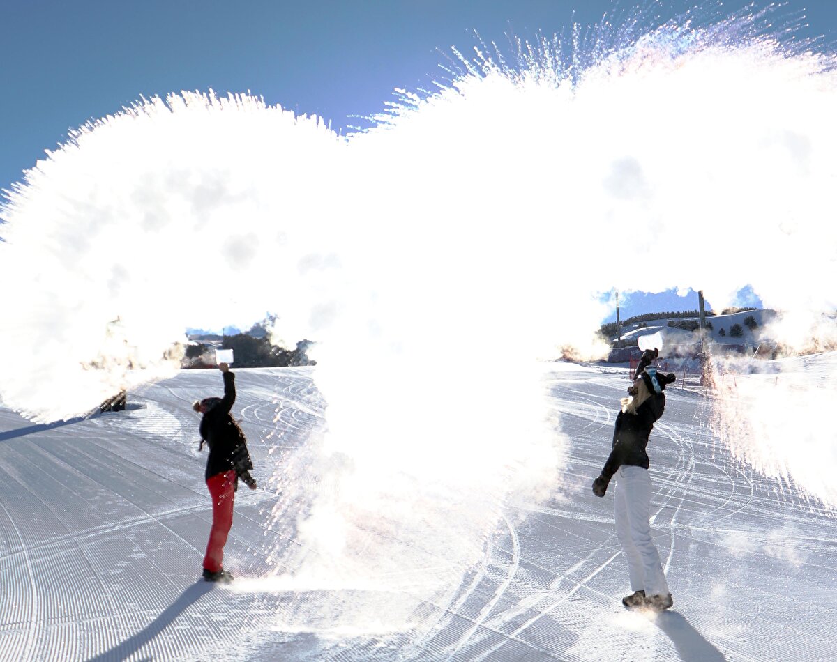 Doğu Anadolu Bölgesi'nde dondurucu soğuk, yaşamı olumsuz etkilerken, fotoğraf tutkunları için güzel manzaralar oluşturuyor.