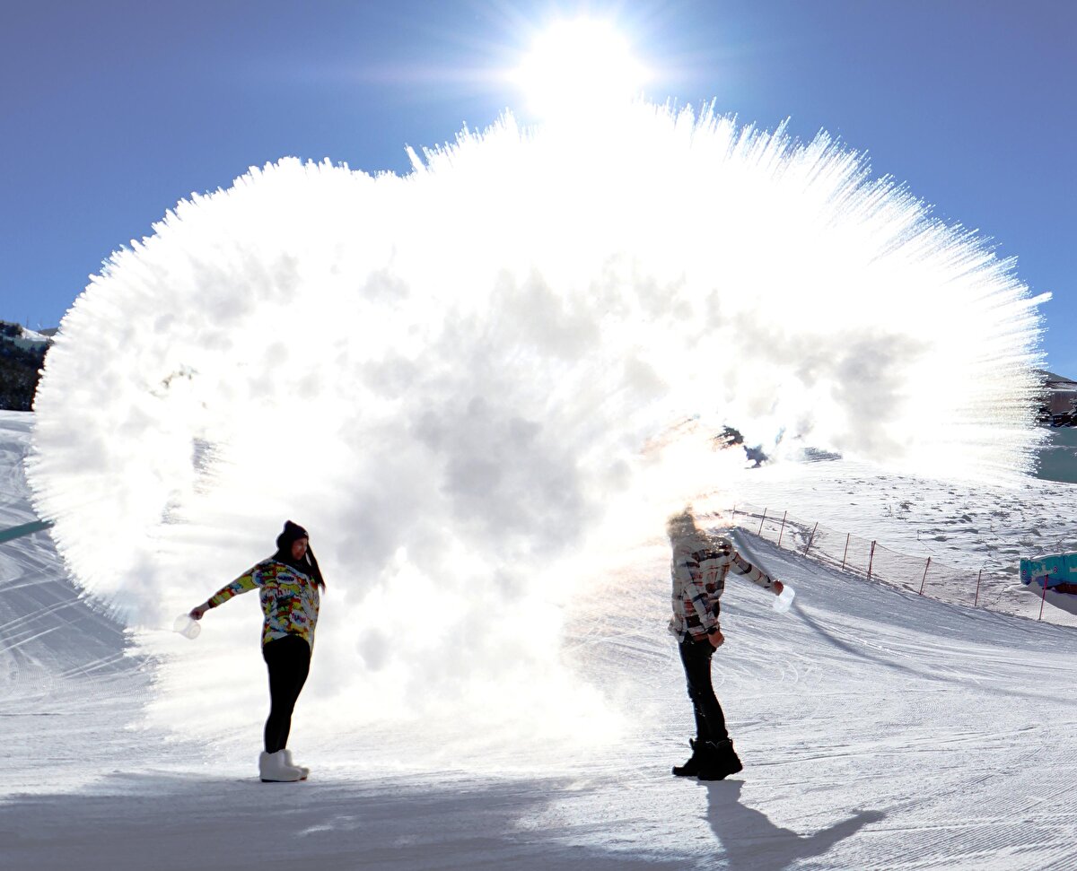 Palandöken'de kayak yapan tatilciler ise gençlerin 'buz şovu'nu ilgiyle izledi. Tatilciler, havaya atılan sıcak suyun tablo gibi görüntüye sahne olduğunu belirterek, ilginç bulduklarını söyledi.