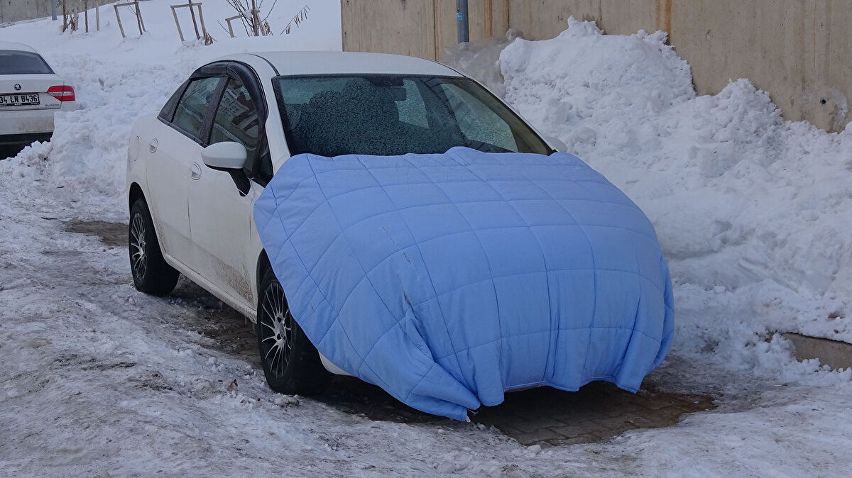 Hakkari'nin Yüksekova ilçesinde geçen hafta yağan kar yağışı sonrası dondurucu soğuklar etkili oldu.