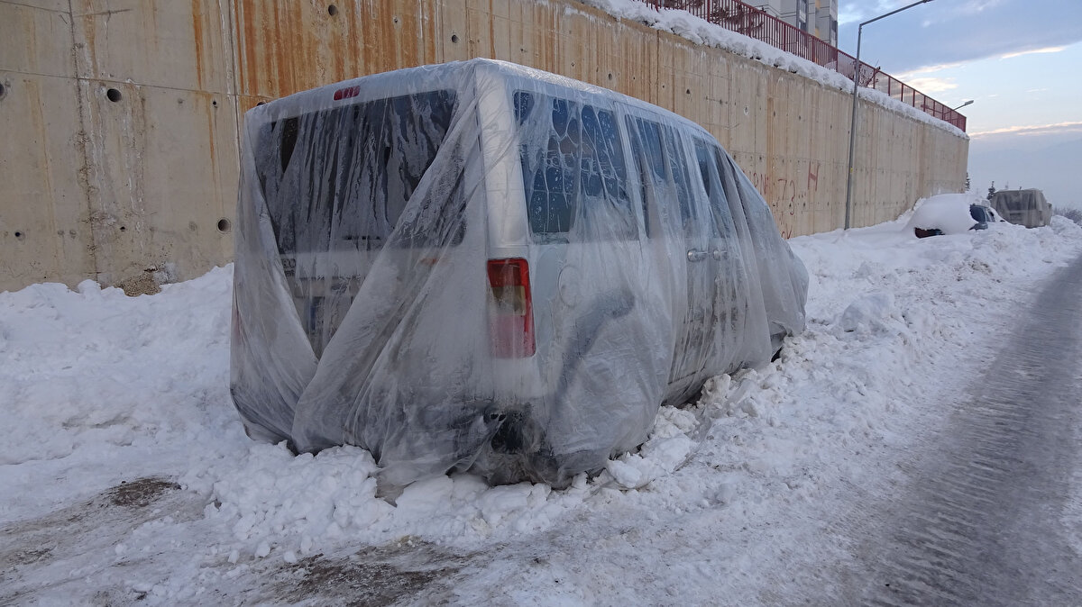 1900 rakımıyla Türkiye'nin en yüksek yerleşim alanlarından olan Yüksekova'da geceleri hava sıcaklığının, eksi 20 dereceye kadar düşmesi, araçların da buz tutmasına neden oldu.