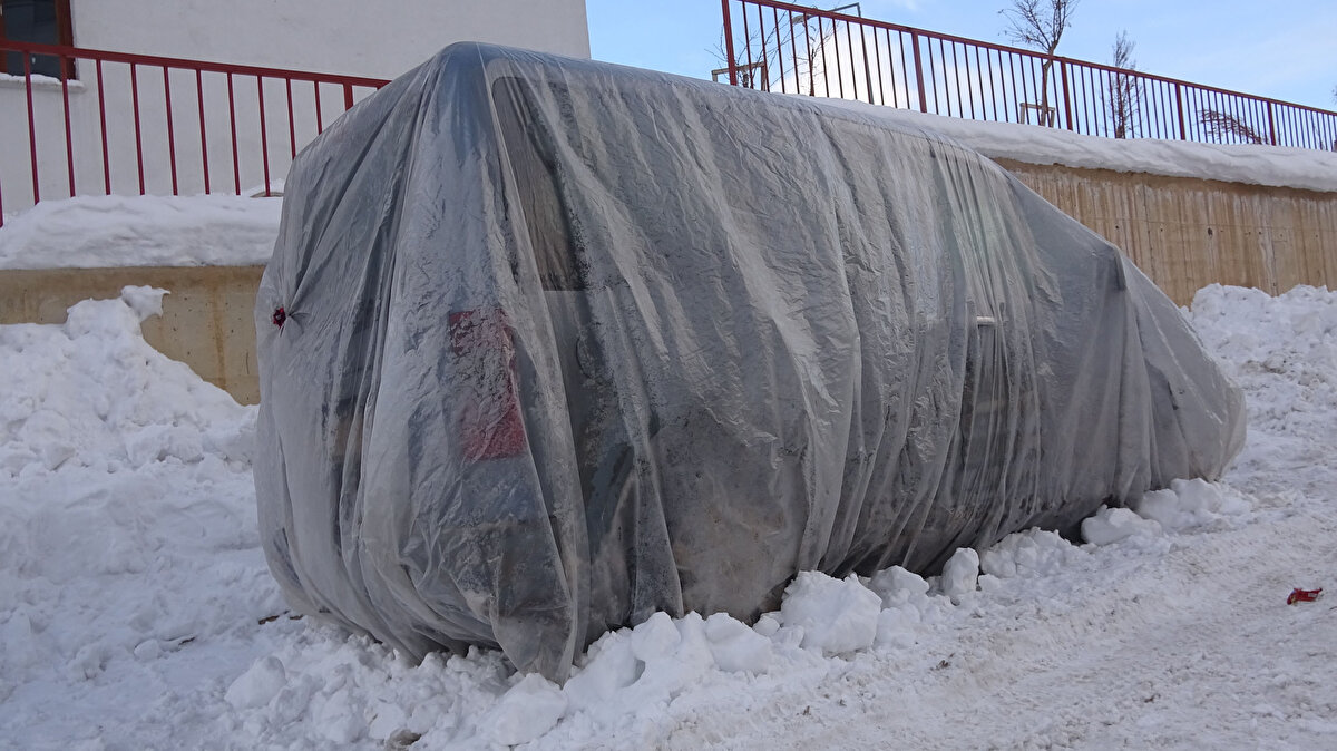 Sürücüler evlerinin önündeki araçların üzerini naylon, battaniye ve brandayla kapatarak soğuktan korumaya çalıştı.