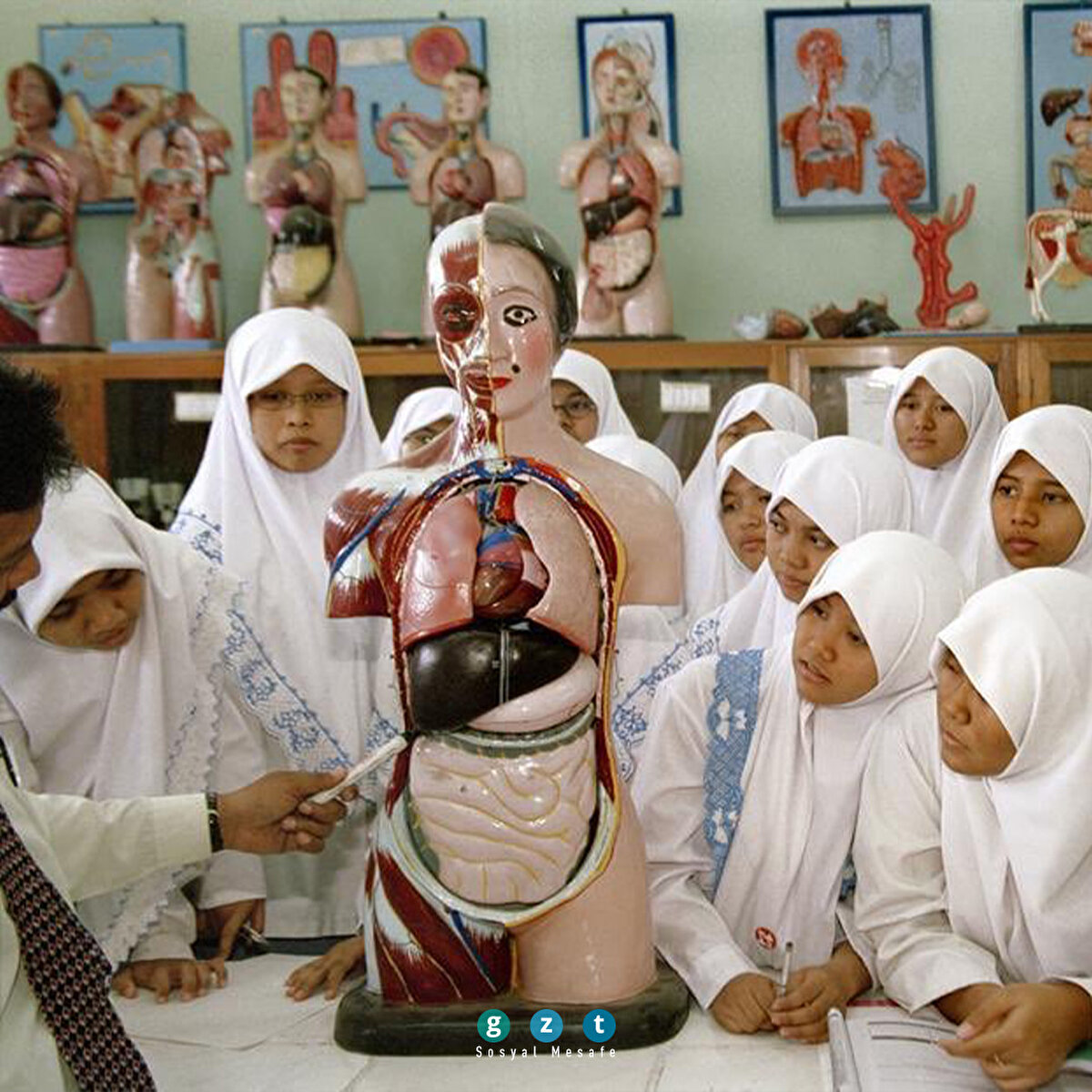 Pakistan'da bir mülteci çocuk, çöp yığınında bulduğu köpeği taşıyor (Muhammed Muheisen)