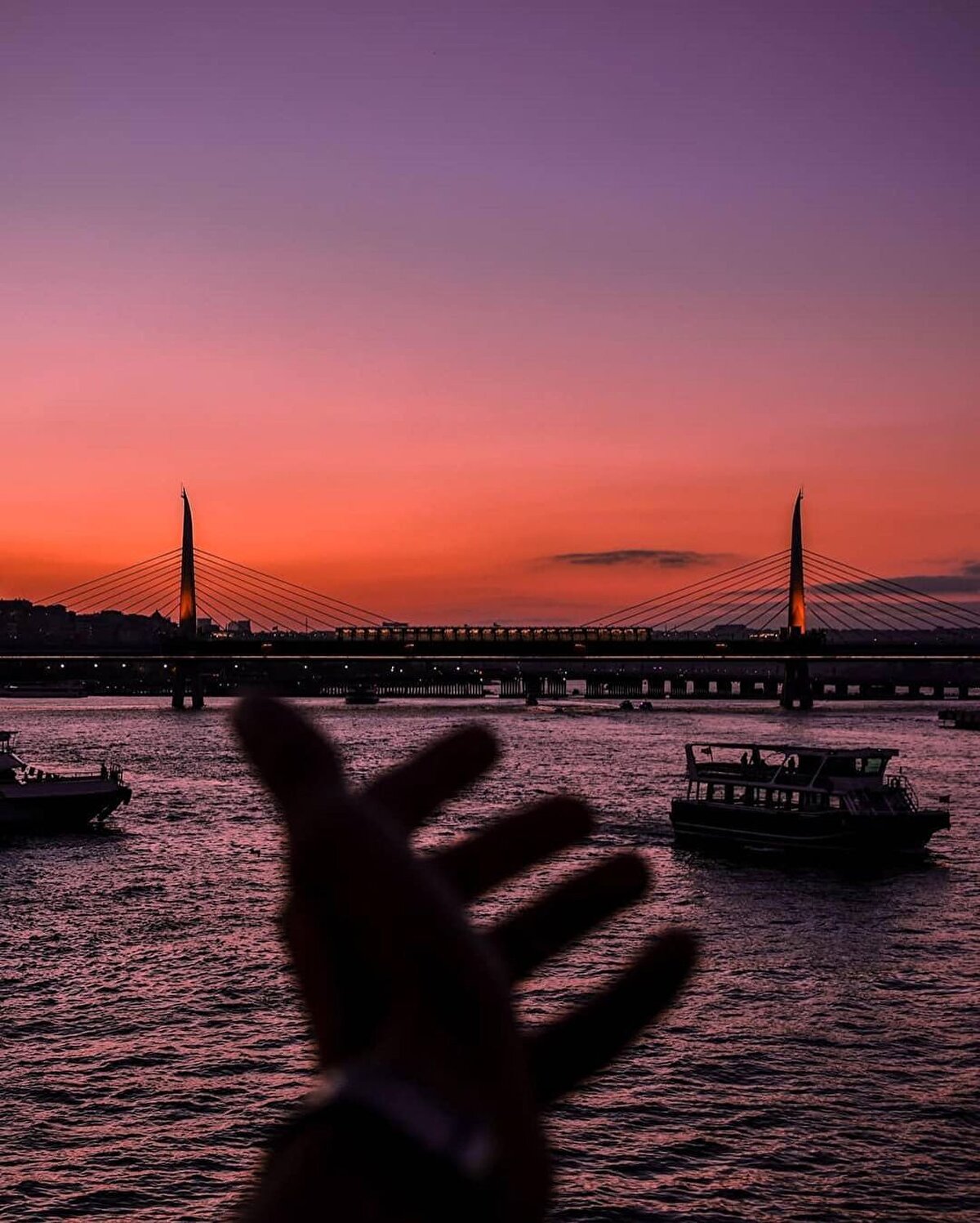 ☀ Nihayet Boğaziçi! Vapur Boğaz açıklarına yaklaşırken Çaykovski’nin hatıra defterinde “Öğle saatlerinde harika bir havada Boğaziçi’ne vardık. Harikulade bir güzellikte ve ilerledikçe daha da güzelleşiyor” diye yazıyordu.
