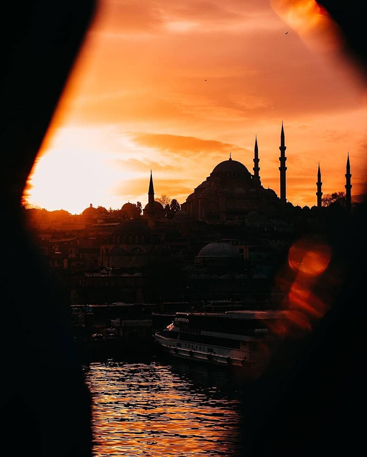 📌 Çaykovski’nin ertesi sabah, bir rehber eşliğinde hızlı bir şekilde şehri gezdiğini öğreniyoruz: “Galata Kulesi. Sultan’ın Çinili Köşk’ü. Müze. Yorgunluk. Manzara. Çınar ağacı. Ayasofya. Köprü yakınlarında öğlen yemeği. Uzakta tezyinatlarla bezeli bir cami. Köprü yakınlarında bir kahvehane.”