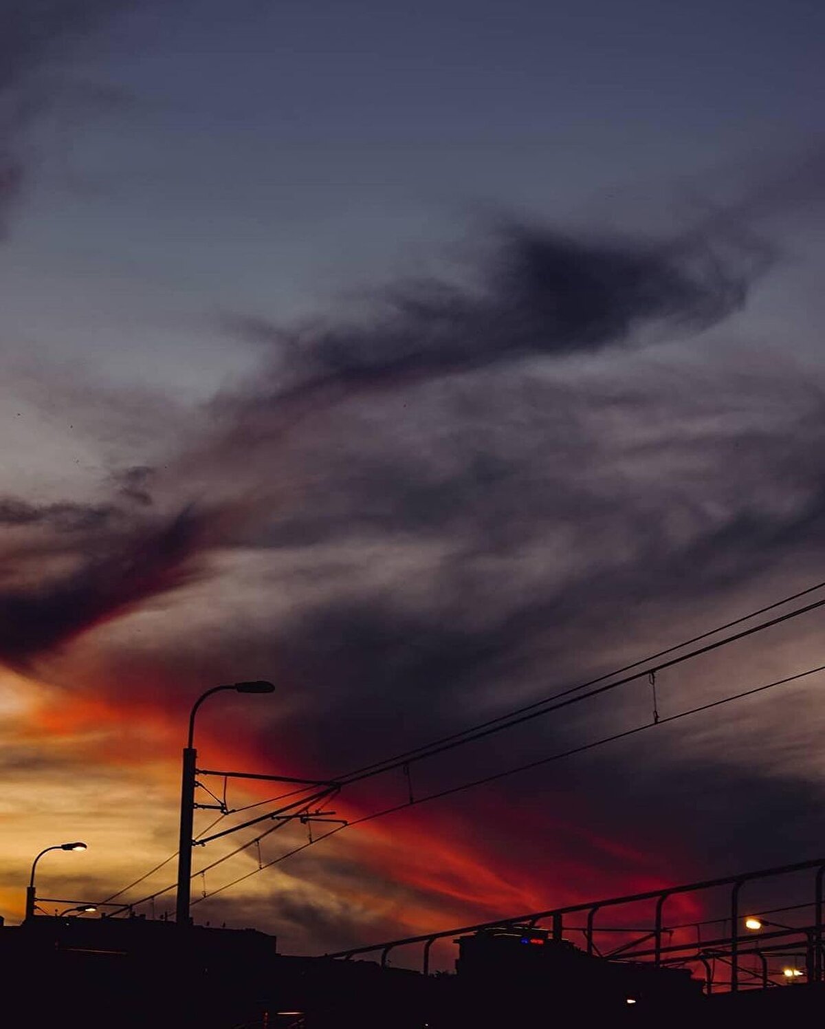 Ayasofya’nın heybeti ve güzelliği karşısında şaşırıp mutlu olduğunu söyleyen Çaykovski, bu hızlı şehir turunun sonrasında, İstanbul’dan ayrılmadan önce Galata Köprüsü civarında öğle yemeği yiyip bir kahvehanede oturarak geminin hareket saatini bekledi ve 17 Mayıs günü akşamüzeri, Avrupa seyahatine devam etmek üzere, vapuruna bindi. Bir daha üç sene sonra geleceği İstanbul’a, o akşam defterine yazdığı şu cümleyle veda edecekti: “Harika, mehtaplı bir gece…”⠀