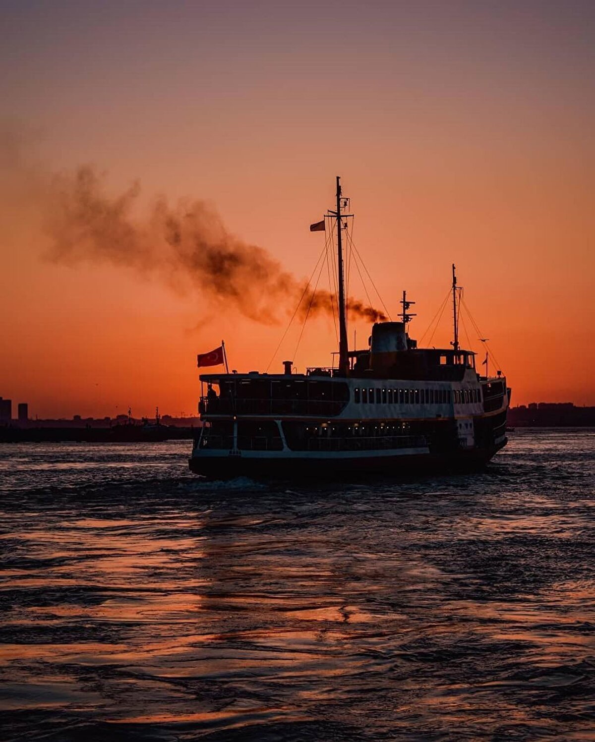 Vapur Boğaz’ın serin sularında yüzerken bir Türk arkadaşı ona Boğaz’daki padişah saraylarını işaret ediyor, Çaykovski de adlarını not defterine kaydediyordu. Öğleden sonra Galata rıhtımı açıklarında manevra yaparken vapur oldukça sallanmıştı, kaptan İstanbul’da 24 saat geçirmeye karar verdi.⠀