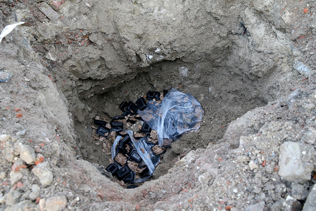 Laboratuvar sonuçlarını beklemeden etlerin imha edildiğini dile getiren Aksoy, şunları kaydetti:
"Halkın sağlığıyla oynayan bütün işletmelere gereken ceza zaten tarafımızdan hemen veriliyor. Bakanlığımız bu konuda hiç tereddüt göstermiyor. Anında bütün işlemlere el koyduk. Çok hızlı bir şekilde olayı sonuçlandırdık. Avukatımız Cumhuriyet Başsavcılığına gerekli tüm belgeleri yolladı. Bu 3 kişiyle ilgili soruşturmalar devam ediyor. Süt banyosu yapan kişilerle ilgili 15 yıl hapis cezası istenmişti, bunlara da böyle bir ceza olur herhalde."