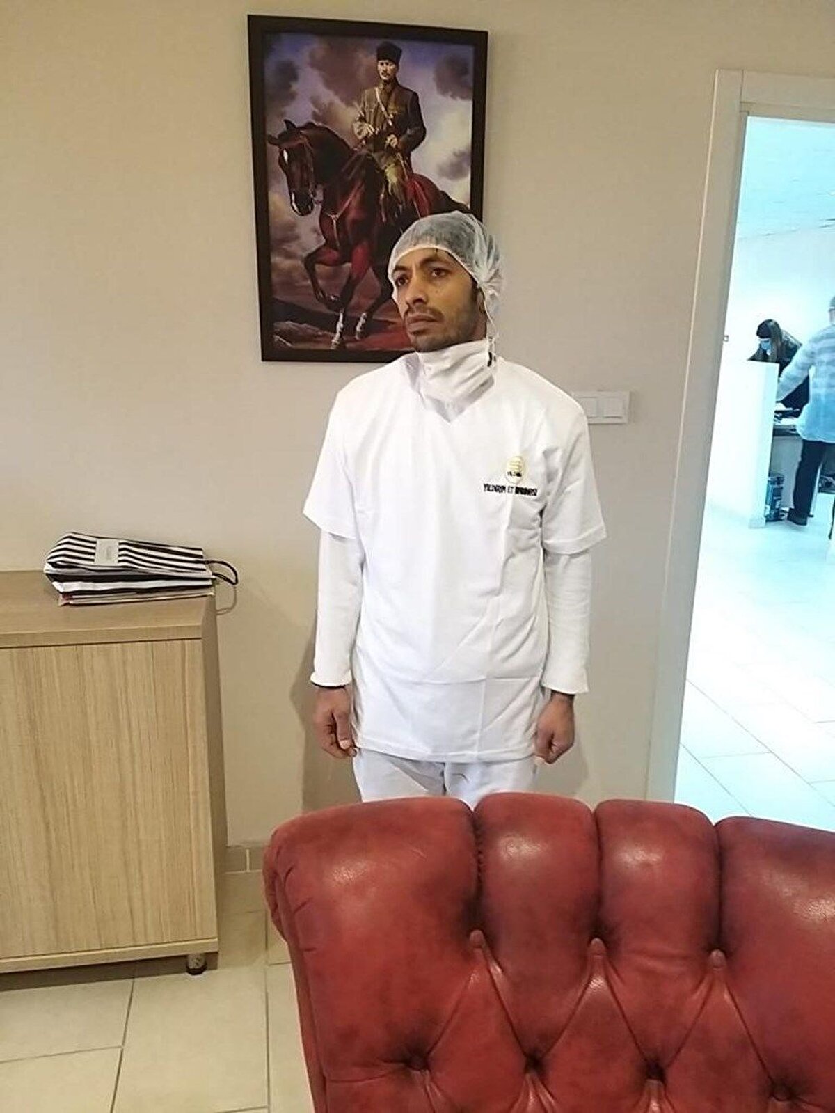 Döner paketlemeye çalışan 2 kişinin koronavirüsün baş gösterdiği bu günlerde maskesiz şekilde müzik eşliğinde dönerlerle oynayarak paketleme yapmasıyla ilgili soruşturma başlatıldı.