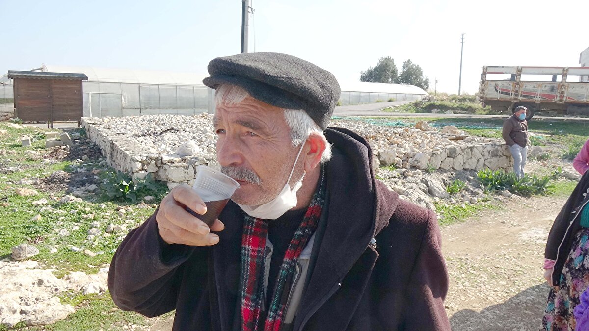 Şifa dağıttığını öne süren çiftçinin evinin önündeki kuyruk ‘Doktor Civanım’daki sahneyi hatırlattı