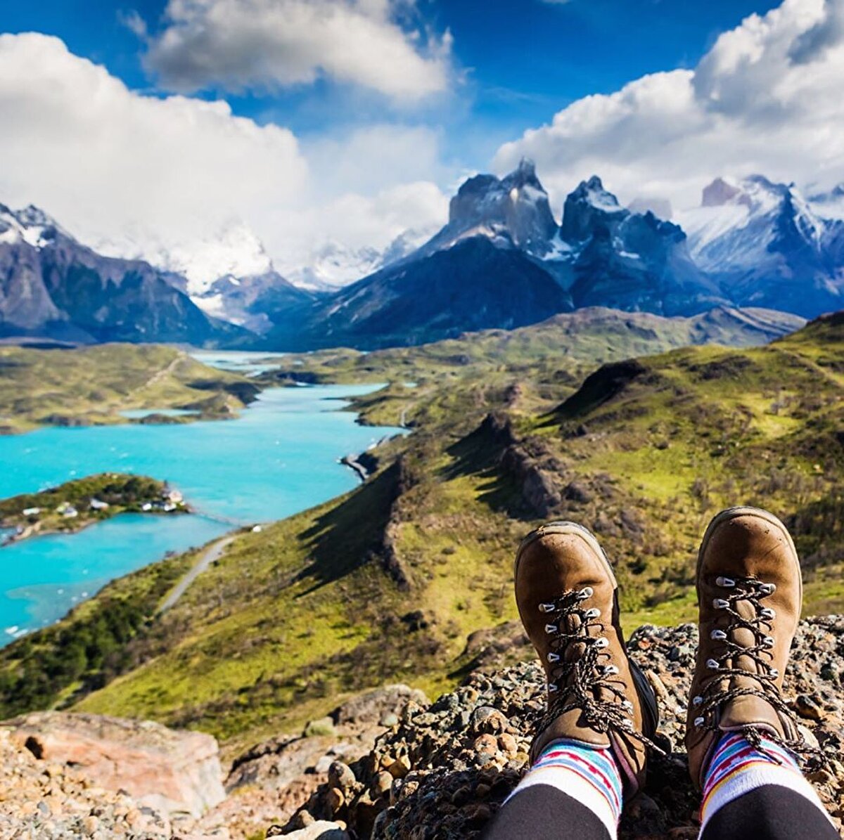 📌 Gölün ortasında yer alan mağaralar, 6 bin yıl önce göldeki dalgaların durmak bilmeyen dokunuşları sonrası oluşmuş. Uzaktan bakıldığında, üzeri ağaçlarla kaplı katı bir mermer yapının gölde yükseldiği, ancak yaklaşıldığında bu mermer yapının kıvrımlı tüneller ve oyuklarla delik deşik hale geldiği görülüyor.⠀ ⠀ 