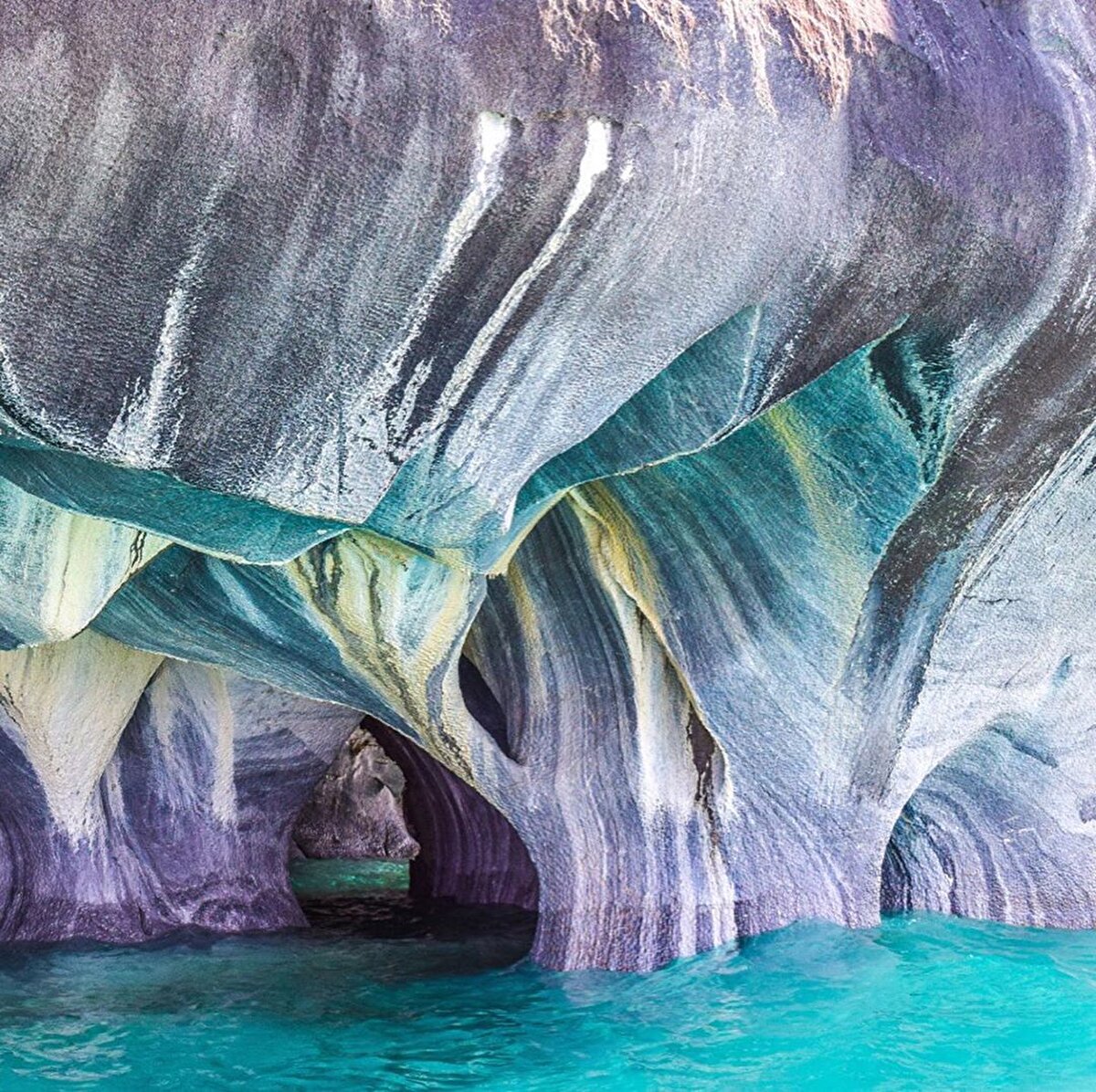 🏔 And Dağları'ndaki buzulların beslediği General Carrera Gölü bölgeyi ziyarete gelenlerin en uğrak mekânları arasında. Bu ilginin nedeni adeta doğanın saklı birer hediyesi olan mermer mağaraları. Göldeki bu mağaralara ulaşmak için Şili'nin Puerto Tranquilo kasabasından bir tekne yolculuğuna çıkmak gerekiyor. ⠀ 