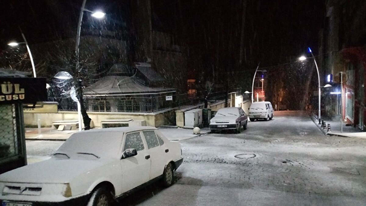 Atatürk Bulvarı ile Kurtuluş Caddesi’nin birleştiği yokuşta sabah işe yetişmek isteyen sürücüler zor anlar yaşadı. Yokuşta kalan araçların yardımına vatandaş koştu. Bazıları iterek kurtarmaya çalışsa da başarılı olamadı.