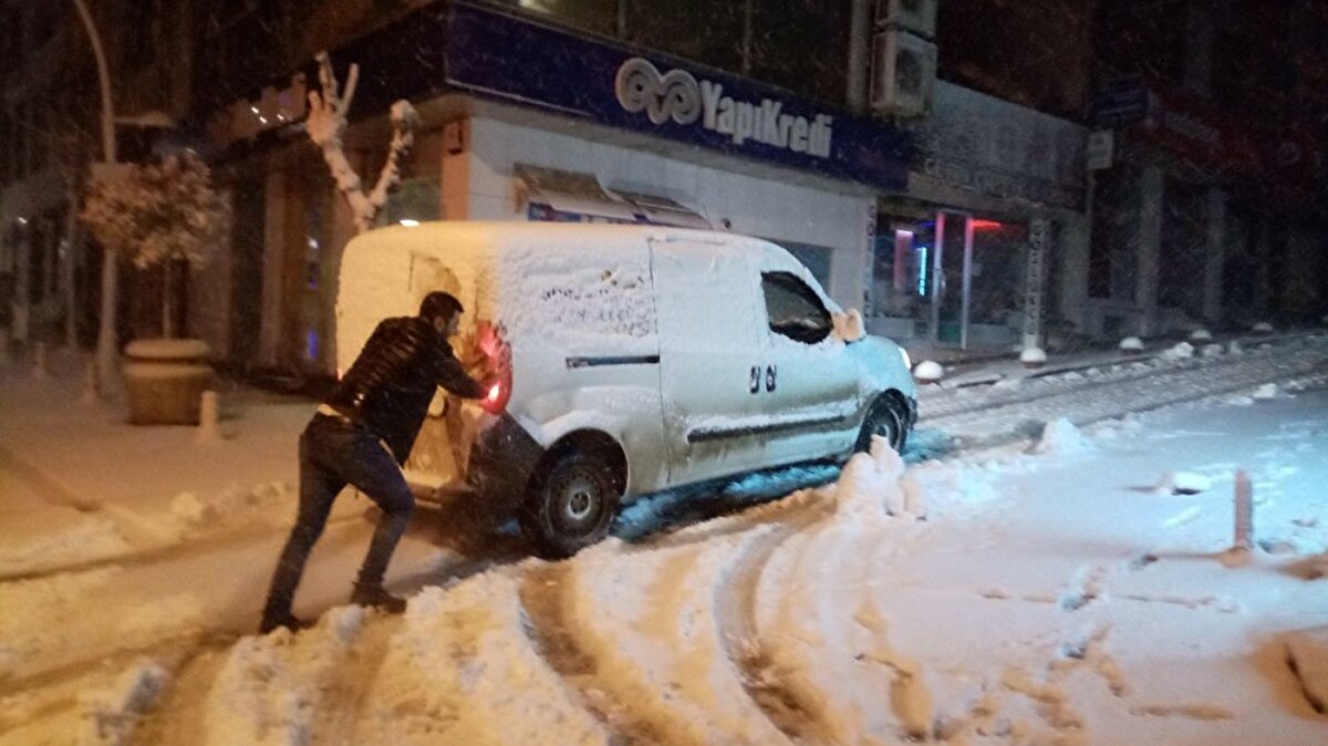 Yokuşu çıkamayan sürücüler geri dönerek, başka yolu tercih etti.