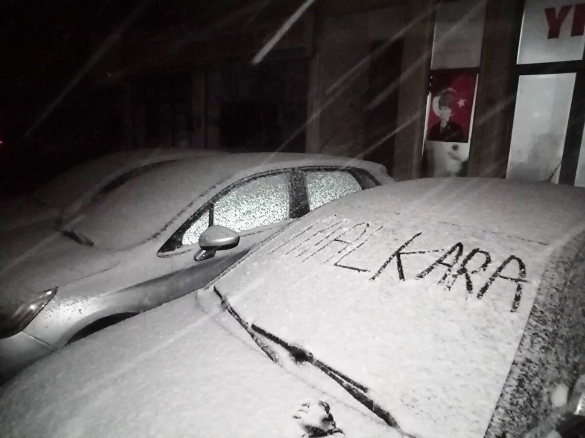 İlçe merkezinde gece saatlerinde başlayan ve yoğun şekilde etkisini sürdüren kar yağışı sabaha karşı 10 santimetreyi aştı.
