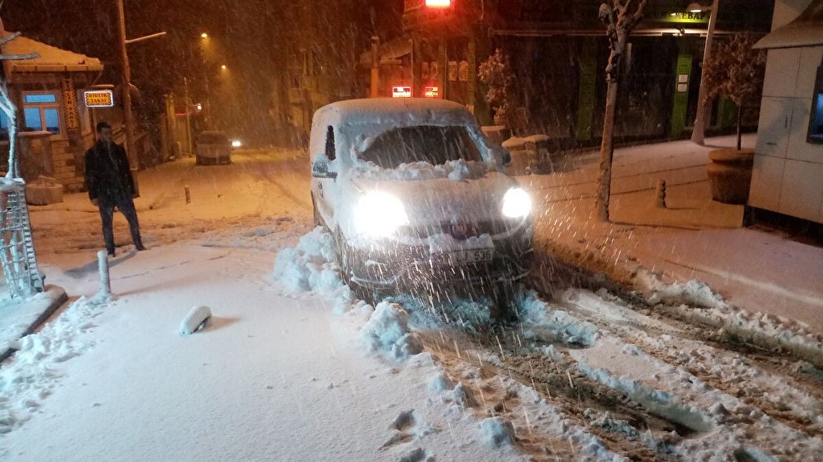 Bir taksici esnafı da yoldaki karları kürekle temizleyerek, sürücülere yardımı oldu. Sürücüler, kar küreme çalışmalarının daha sık yapılmasını istedi. Tekirdağ Büyükşehir Belediyesi ekipleri kar küreme çalışmalarına devam ediyor.