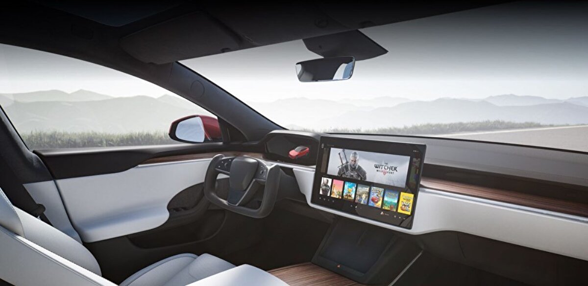 Elon Musk'ın açıklamasına göre dönüşümle gelecek Plaid+ donanımıyla birlikte 800 kilometre menzile sahip ve 100 kilometre hıza sadece 2 saniye çıkabilecek bir model gelecek.