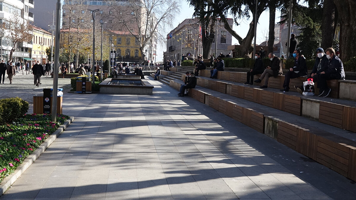 Karadeniz Bölgesi'nde son günlerde hava sıcaklıkları mevsim normallerinin üzerinde seyrediyor. Bölgede önceki gün ölçülen en yüksek hava sıcaklığı Giresun'un Espiye ilçesinde 21.7 derece oldu.