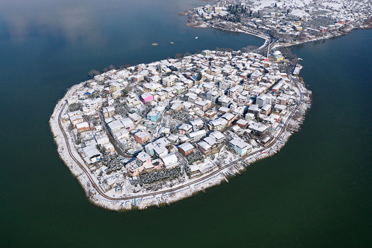Bursa'nın merkez Nilüfer ilçesinde bulunan ve antik adı "Apollonia ad Rhyndacum" olan ve ''Küçük Venedik'' olarak nitelendirilen Gölyazı Mahallesi yoğun kar yağışının ardından beyaza büründü.
