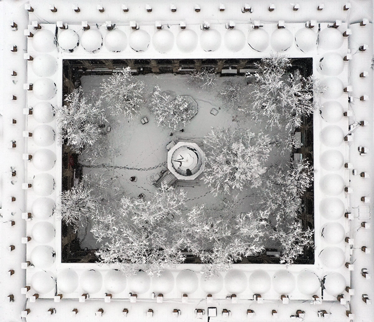 Bursa'da kar yağışı etkili oldu. Kar yağışıyla kentteki cami ve tarihi binalar beyaza büründü. Fotoğrafta Kozahan görülüyor.