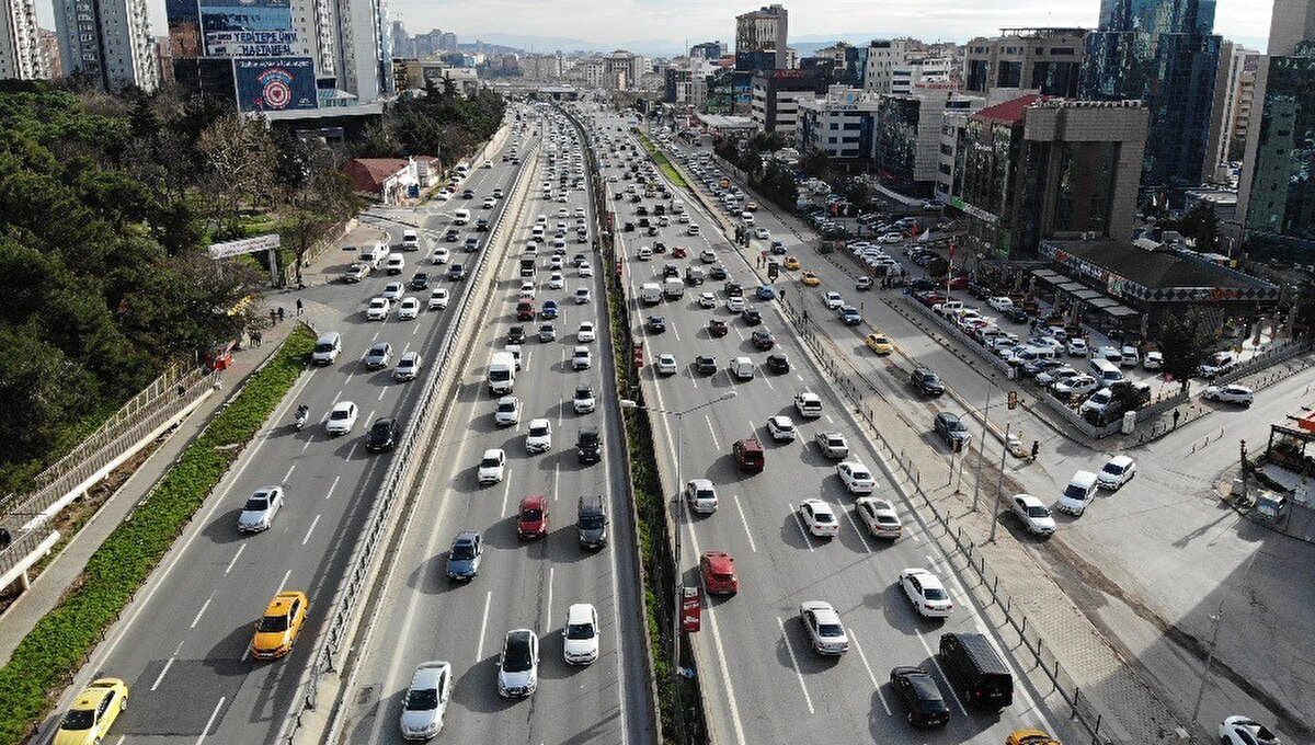 Trafik genel olarak ana arterlerde yoğunlaşmış durumda. Özellikle köprülerin Avrupa-Asya istikameti geçişlerinde uzun kuyruklar var. 