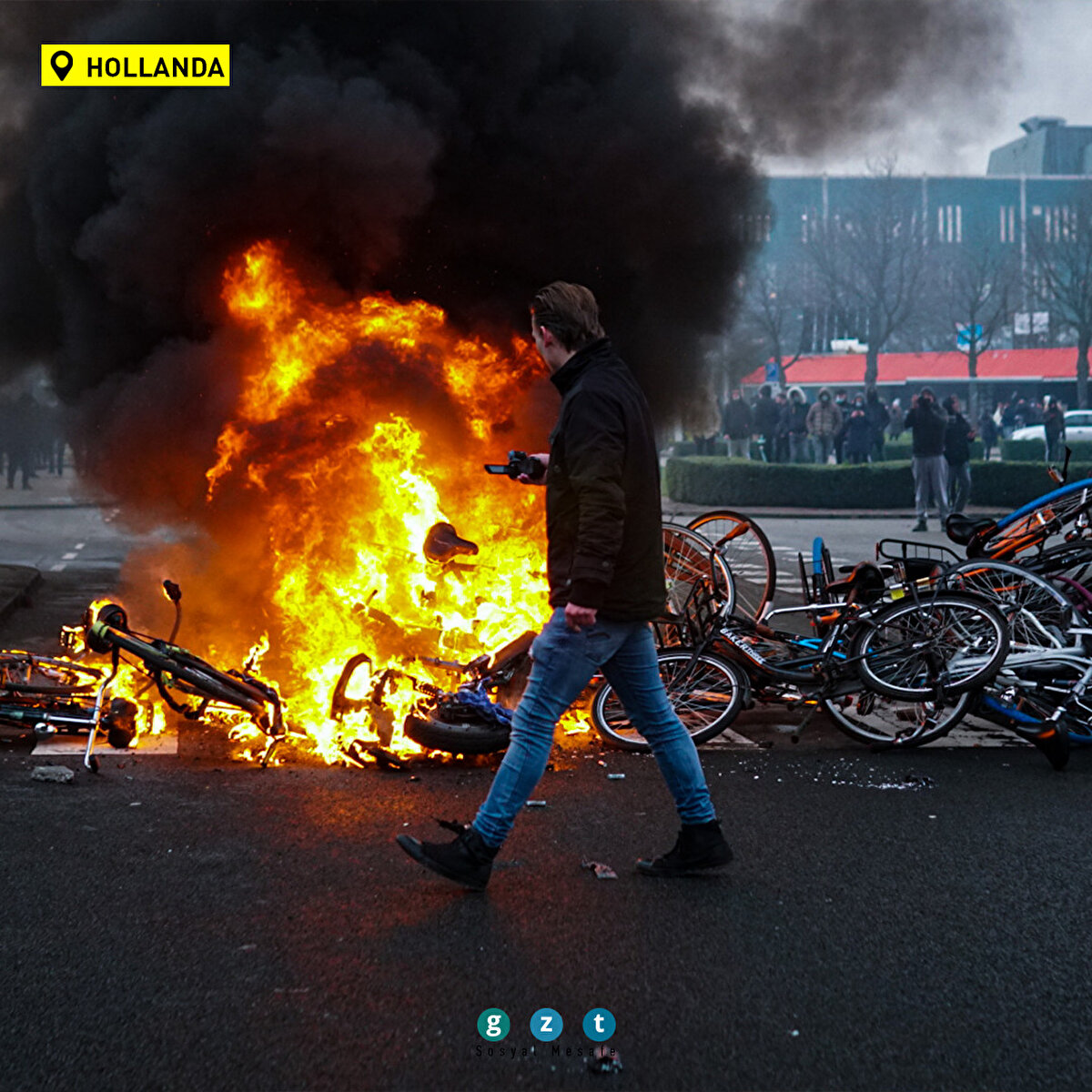 Hollanda'da yeni tip koronavirüsle (Kovid-19) mücadele için uygulanan tedbirler ve sokağa çıkma kısıtlamalarına karşı Amsterdam ve Eindhoven kentlerinde protesto gösterileri düzenlendi. Eindhoven kentindeki 18 Eylül Meydanı'nda toplanan göstericilere zırhlı polisler müdahale etti.