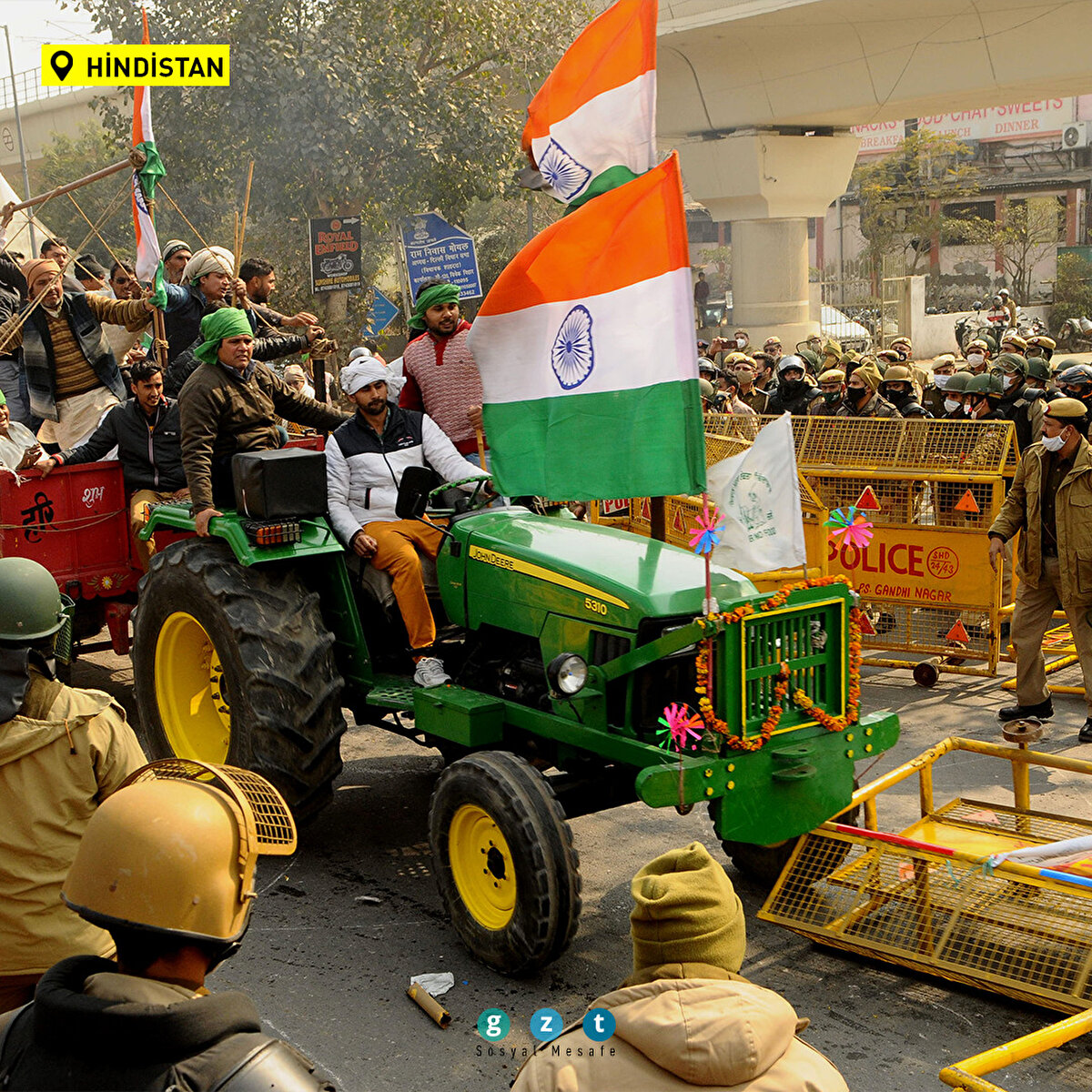 Hindistan'da, Başbakan Narendra Modi hükümetinin yeni tarım reformu başkent Yeni Delhi'de protesto edilmeye devam etti. Göstericiler, güvenlik güçlerinin kurduğu barikatı geçmeye çalıştı.