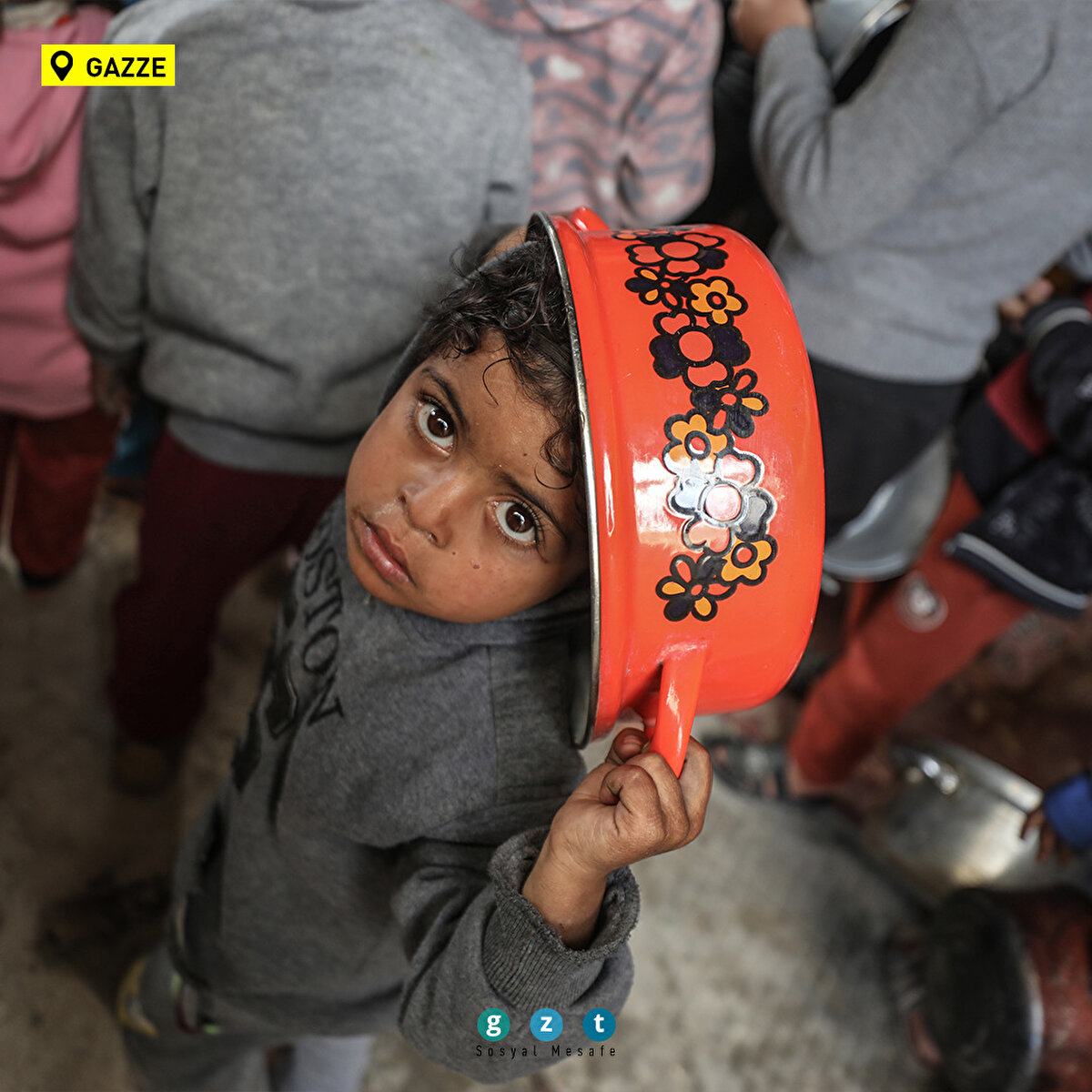 İsrail'in Gazze Şeridi'ne uyguladığı abluka nedeniyle pek çok aile yaşamak için gerekli olan en temel ihtiyaçlarını bile karşılamakta zorluk çekiyor. Gazze kentinin Zeytun Mahallesi'ndeki hayırsever bir kadın, ihtiyaç sahibi ailelere yemek dağıttı. Çocuklar, dağıtılan yemekten alabilmek için sıraya girdiler.