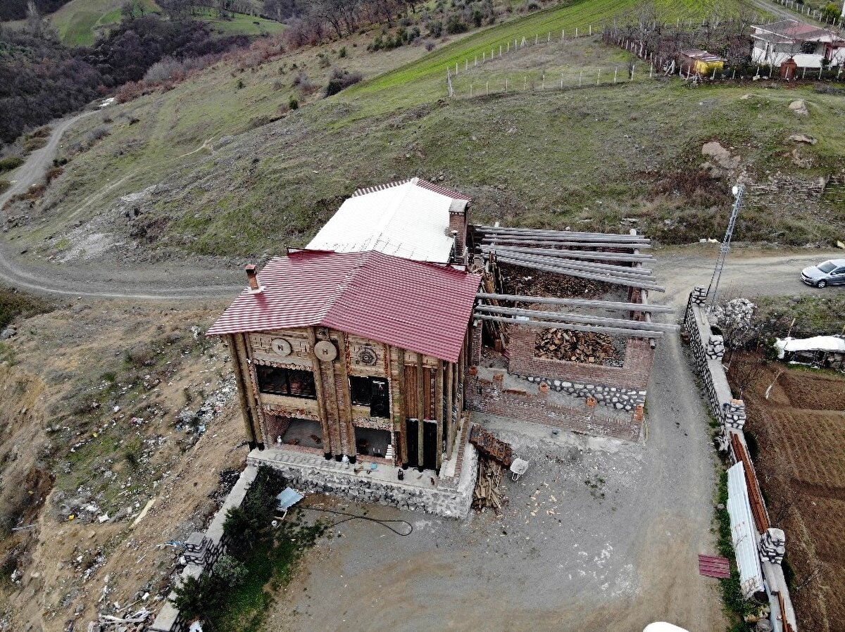 Şehir hayatından ve kalabalıktan uzak doğal yaşam sayesinde korona virüse hiç yakalanmadıklarına da değinen Kaya, "Burada şehirden uzakta doğa ile iç içe bir yaşam sürdürüyorum. Kaleye yakın bir evim daha var. Akşamları genelde kalede vakit geçiriyoruz. Burada şömine başında oturup, semaver çayı içiyoruz. Doğal yaşam sayesinde de şu ana kadar korona virüsüne yakalanmadık. Buranın havası çok güzel, manzarası daha da güzel. Komandoluğun verdiği heves ile derenin yamacına kartal yuvası gibi yer yaptık. Görenler buraya, 'Kartal yuvası ya da komandonun kalesi' diyor. Çok ziyaret etmek isteyen oluyor. İçerisi de çok güzel bir kültür evi gibi oldu. Herkesin hayaline kavuşmasını diliyorum" diye konuştu.