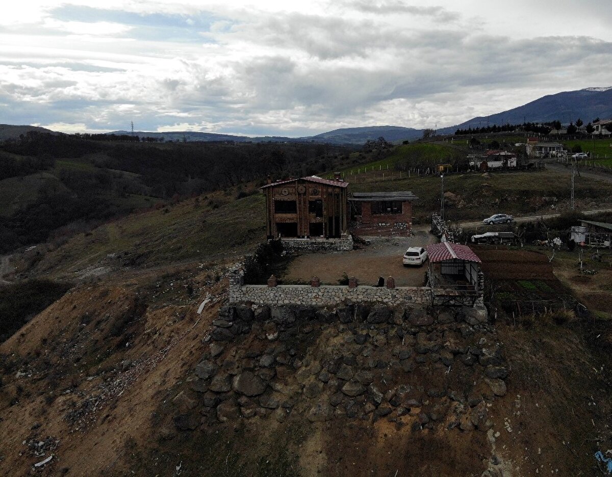 51 yaşındaki Emrullah Kaya, askerliğini komando olarak yaptı. Askerliğinin büyük bir bölümü dağlarda geçen Kaya, dağlardaki doğal ortamdan etkilenerek kendisine askeri üst bölgesine de benzeyen bir kale yaptı. 800 metre karelik bir arsa üzerine inşa edilen kalenin yapımı 7 sene sürdü. Maliyeti yaklaşık 3 milyon lira tutan yerin görünümü kaleye benzemesinden dolayı insanların ilgisini çekerken, Kaya, şehirden uzakta olan bu kalede koronavirüsten uzak bir hayat sürüyor.