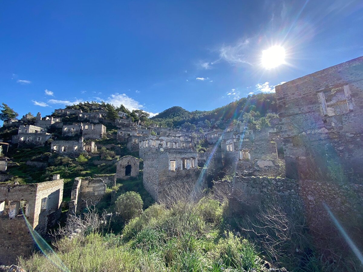 Kayaköylü Mehmet Aydın (17) ise "Doğma büyüme Kayaköylüyüm. Köylülerden bazıları geçimini tarımdan sağlıyor. Mübadelede Selanik'teki Türkler buraya gelmiş, buradaki Rumlar da Selanik'e dönmüş. Köyümüzün havası çok güzel, turistik bir yer. Kışları çok soğuk ve yazları da bir o kadar sıcak geçiyor. Turistlerin çok fazla ilgisini çeken bir köy. Yerli ve yabancı çok sayıda turist geliyor. Burayı gördüklerinde çok şaşırıyorlar. Tarihine ilgi duyup, hikayesini dinleyince köyün büyüleyici olduğunu söylüyorlar" diye konuştu.
