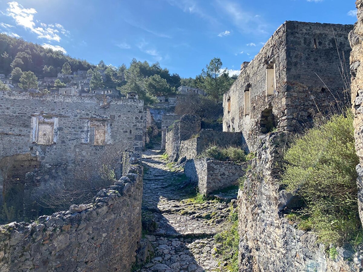 Kayaköy'de doğup büyüyen Güner Ekiz, (51), "Kayaköy, Rumlardan kalma bir yerleşim yeri. Dedelerimiz mübadele ile buraya gelmiş. Burası kurak bir bölge olduğu için ekonomi zayıf gitmiş ve buraya geldikten sonra iç göç yaşanmış. Şu anda hala sakin bir bölge. 1957’deki depremden sonra tamamen terk edilmiş. O nedenle buraya 'hayalet köy' deniyor ama biz hiçbir hayalet görmedik. Yerli ve yabancı çok fazla turist geliyor. Kayaköy'ün havası çok güzeldir. Oksijeni oldukça bol" diye konuştu.
