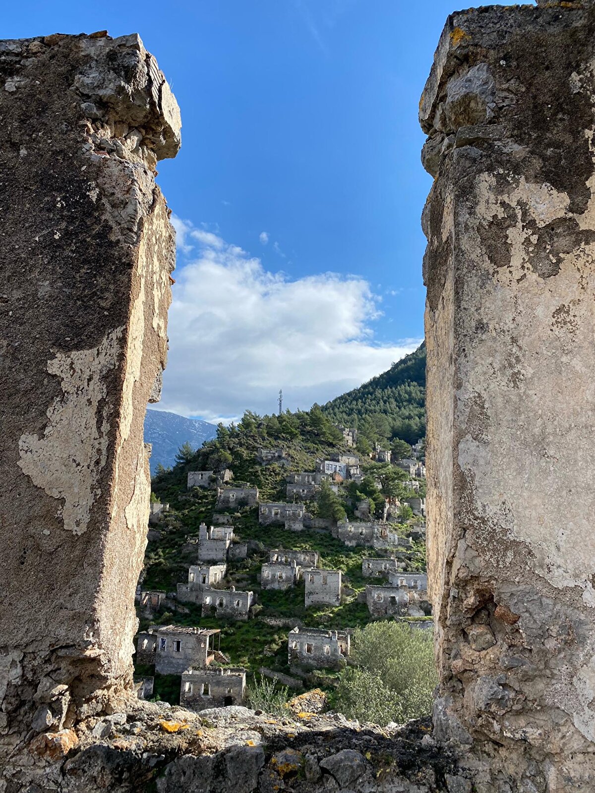 Her biri ortalama 50 metrekare büyüklüğünde yaklaşık 3 bin 500 taş ev ile 2 Yunan Ortodoks kilisesi ve şapellerin bulunduğu köy, göz alıcı tarihi dokusuyla da ilgi çekiyor.
