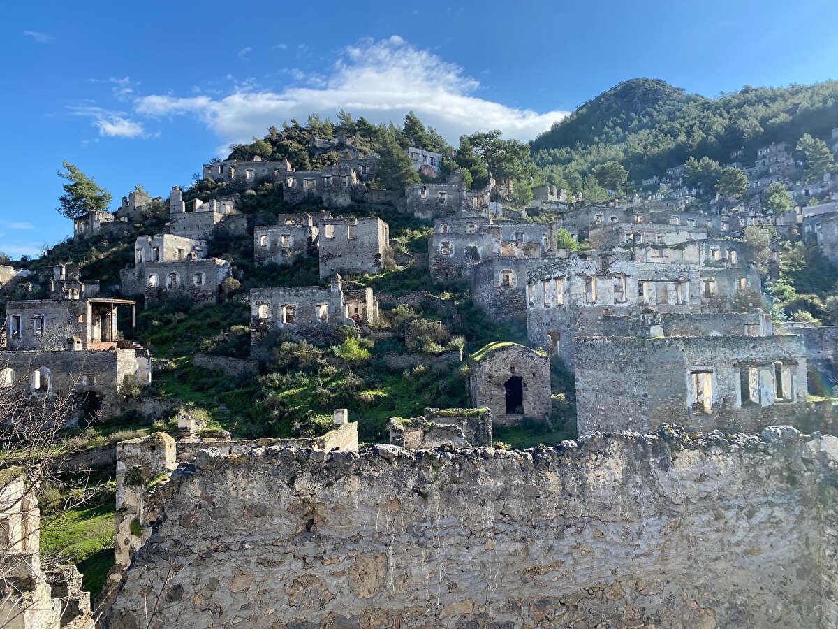 Fransa'dan tatile gelen gelen Lucy Cawel, "Kayaköy'ü 2 yıl önce de ziyaret etmiştim. Burası kayıp bir yer ama çok güzel. Buradan Rumların ayrıldığını biliyorum. Mutlaka yeniden gelirim. Türkiye'yi çok seviyorum" diye konuştu.

