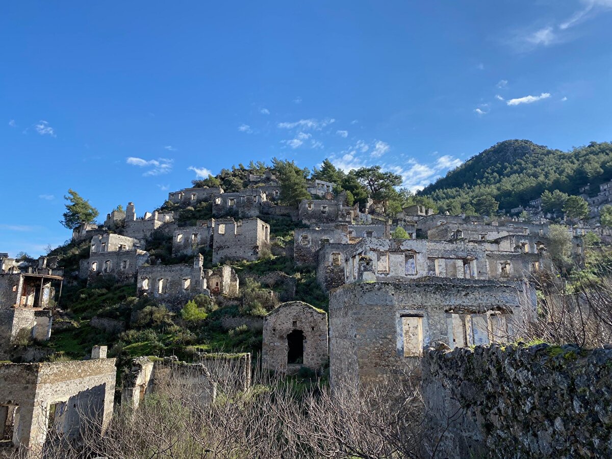 Kış aylarının puslu havasındaki güzelliğiyle kartpostallık görüntüler sunan Kayaköy, pandemiye rağmen yöreye gelen turistlerin uğramadan geçmediği yerlerden biri oluyor.
