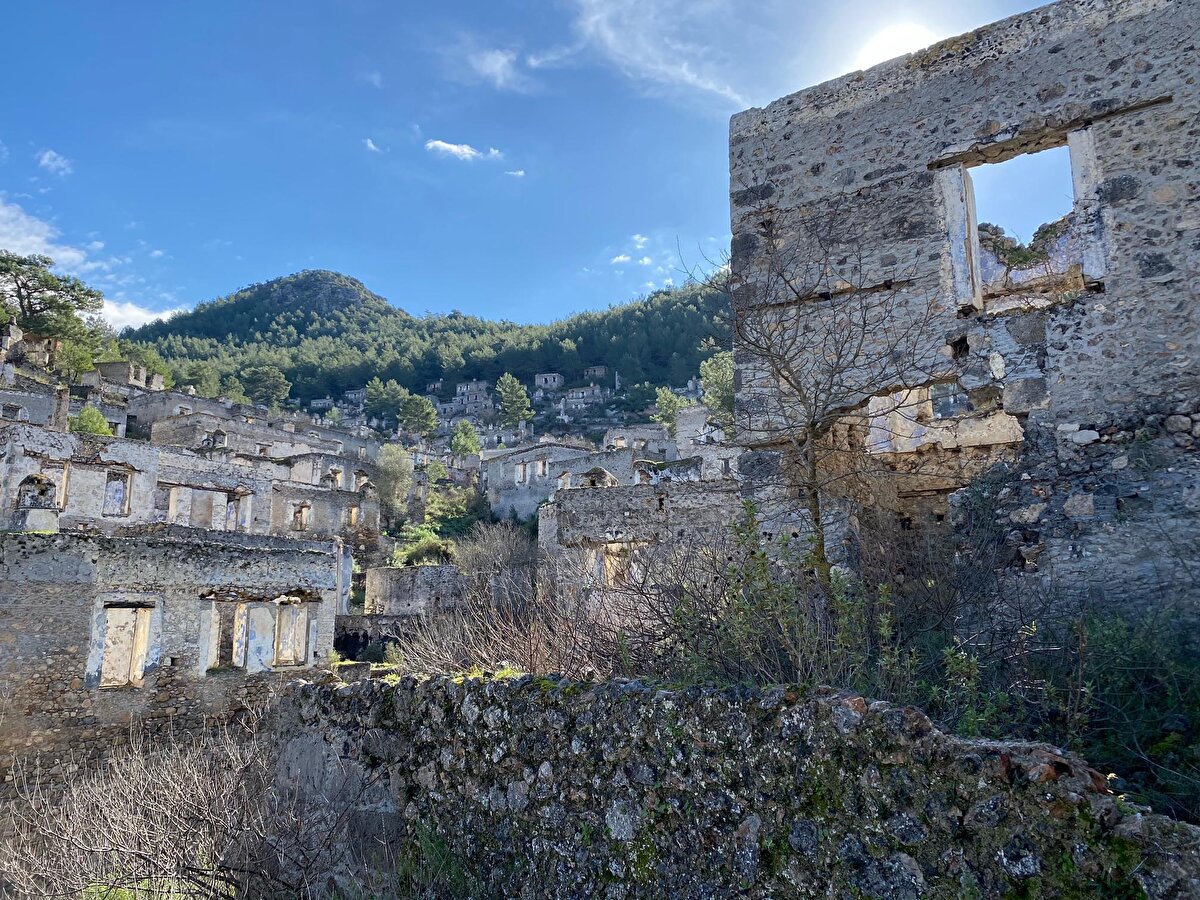 Öte yandan buradaki yöre halkınca beslenen ve tasmasında 'Kayaköy' yazan 'Boncuk' isimli kedi de tarihi bölgeyi görmek isteyen ziyaretçilerin ilgi odağı oluyor.
