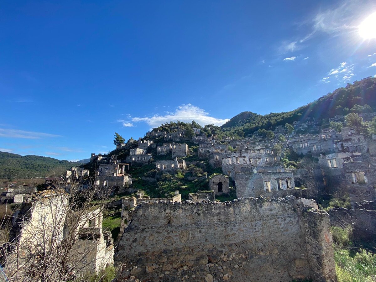 Tokyo'dan tatil için Fethiye'ye gelen Ju Garrey, "Türkiye'de iki ay kalacağız. Kayaköy muhteşem bir yer. Buranın tarihini öğrendim. Mübadele döneminde boşaltılan bir yermiş" dedi.
