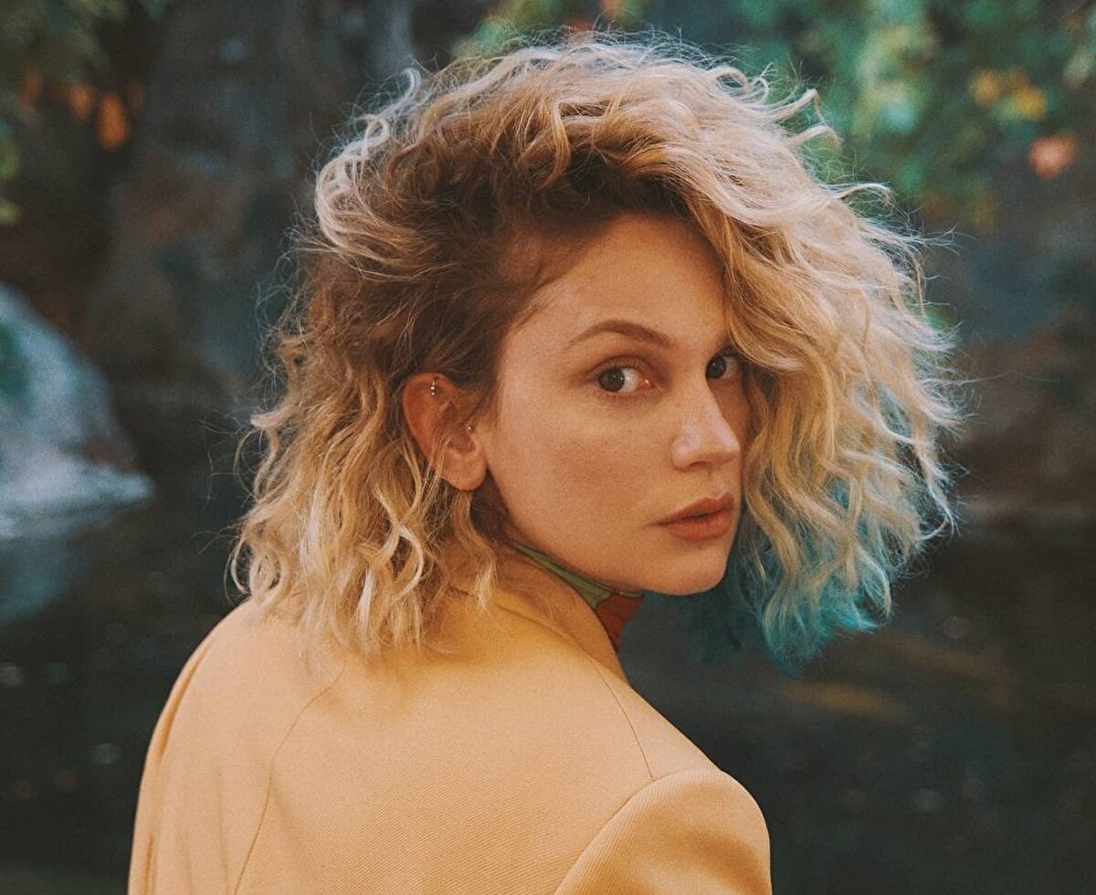 MS (Multipl Skleroz) hastalığı; kişinin bağışıklık sistemindeki bozukluk sonucu beyin ve omurilikte çok sayıda plakların oluşmasıyla ortaya çıkan bir hastalıktır. Genç yaşlarda görülebilen MS (Multipl Skleroz) hastalığı, dünyada yaklaşık 3 milyon, Türkiye'de ise 35 bin kişiyi etkilemektedir.  